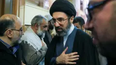 O novo líder supremo do Irã, Mojtaba Khamenei, segundo filho do falecido líder supremo iraniano, o aiatolá Ali Khamenei, participa de uma reunião em Teerã, Irã.