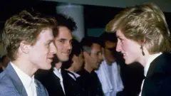 Igikomangoma Diana (iburyo) hamwe na Bryan Adams nyuma y'igitaramo i Vancouver ubwo Diana yari yarasuye Canada