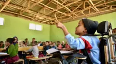 በክፍል ውስጥ ትምህርቷን እየተከታተለች ያለች ሕጻን 