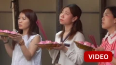 காதல் வேண்டி லஷ்மி கோவிலில் பிரார்த்தனை செய்யும் சிங்கிள்ஸ்