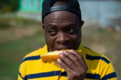 Homme qui mange du melon