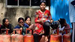 तीन महीने में दूसरी बार बढ़े घरेलू एलपीजी के दाम (फ़ाइल फ़ोटो)