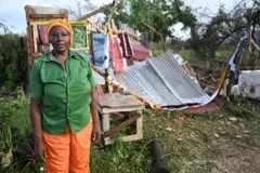 Mujer en casa arrasada