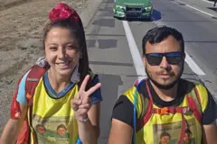Marcos Reyes fazendo selfie com a amiga na estrada