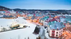 Imagen aérea de varios edificios en Mont Tremblant, un municipio en las montañas de Quebec.