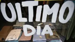 Um aviso em uma loja de roupas diz “Último dia”, em Buenos Aires, em 9/2/2026