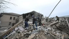 D﻿ịch vụ cứu hộ của Ukraine cứu được một người mẹ và một bác sĩ trong vụ tấn công bệnh viện