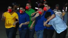 Algunos de lo migrantes tras aterrizar en Venezuela.