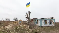 Український прапор у селищі Миколаївської області, повністю зруйнованому російськими військовими   