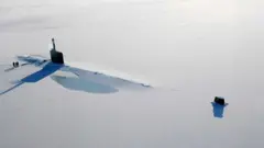 Um submarino dos EUA no Mar Ártico congelado