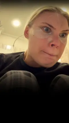 Харків. Дівчина ховається у ванній під час обстрілу