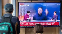 뉴스 시청하는 시민들