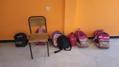Mochilas de alumnos en la escuela, que sufrió graves daños durante el terremoto. 