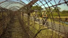 ভারত-বাংলাদেশ সীমান্তের কাঁটাতারের বেড়া