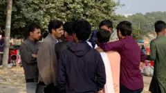 বেশ কয়েকজন তরুণ দাঁড়িয়ে আছেে পদ্মা নদীর পাড়ে