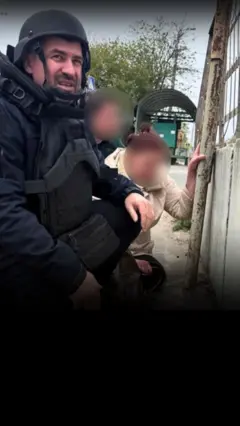 Поліцейський присів поруч з людьми під час атаки Росії на Тернопіль