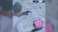 بازی نساجی و ذوب‌آهن بدون امکانات زمستانی؛ توپ را با اسپری قرمز کردند تا دیده شود