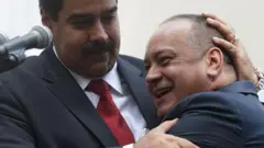 Nicolás Maduro abraça Diosdado Cabello.