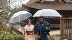 Dem wear yimonosとCarry UmbrellasとしてのShirineの観光カップルDey Waka。