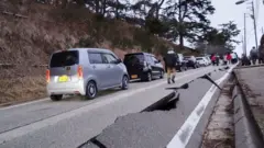 Foto show road wey earthquake damage