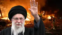 මරණයට පත්වූ ඉරානයේ උත්තරීතර නායක අයතුල්ලා අලි කමේනි අතක් ඔසවාගෙන ආචාර කරන අයුරු මෙහි දැක්වෙන අතර පසුබිමෙන් යුද්ධයේ විනාශය දැක්වෙන ගිනිදැල් පෙනේ. එමෙන්ම ගිනි නිවන භටයින් කිහිපදෙනෙක්ද සිටී.