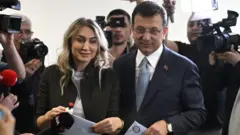 Dilek Kaya İmamoğlu ve Ekrem İmamoğlu 2024 seçimlerinde oy kullanıyor. 