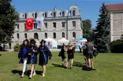 İstanbul'da Boğaziçi Üniversitesi'nin mezuniyet törenine katılan öğrenciler