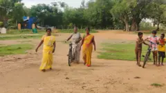 சைக்கிள் ஓட்டக் கற்றுக்கொண்டது புதுக்கோட்டை பெண்களின் வாழ்க்கையை மாற்றியது எப்படி?