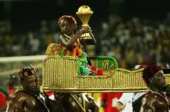 Le trophée des vainqueurs est porté sur le terrain après la finale de la CAN 2008 opposant le Cameroun à l’Égypte à Accra, au Ghana. (10 février 2008). 