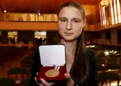 Maryna Viazovska avec la médaille Fields