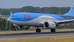 Літак TUI приземлився на злітно-посадкову смугу