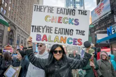 અમેરિકામાં ડોનાલ્ડ ટ્રમ્પ વિરુદ્ધના પ્રદર્શનમાં ઊમટી પડ્યા હજારો, જુઓ તસવીરો