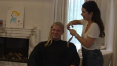 Erling Haaland sentou-se para cortar o cabelo.