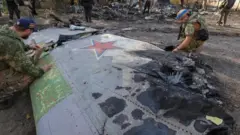 حطام ما يبدو أنه طائرة أخوتنيك أو هانتر الروسية في كوستيانتينيفكا
