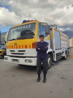 Daniela junto a un camión de bomberos