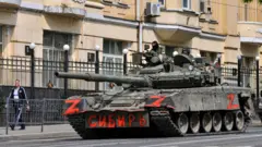 Танк вагнеровцев на улицах Ростова-на-Дону
