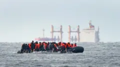 Itsinda ry'abantu byibazwa ko ari abimukira bari mu bwato buto berekeza i Dover, mu karere ka Kent mu Bwongereza, ku itariki ya 29 Kanama (8) mu 2023