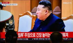 Người dân ở thủ đô Seoul (Hàn Quốc) theo dõi bài phát biểu của Lãnh đạo Triều Tiên Kim Jong-un hôm 15/10 