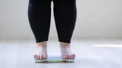 Devojka koja meri težinu