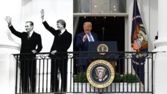 شاه و کارتر در سمت چپ و دونالد ترامپ در سمت راست