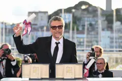 Kleber Mendonça Filho recebe prêmio no Festival de Cannes