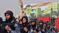 Imagem mostra uma filagloboesporte fluminensehomens do exército com a fotogloboesporte fluminenseBashar al-Assad ao fundo.