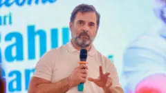 మైక్ పట్టుకొని మాట్లాడుతున్న రాహుల్ గాంధీ