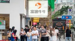富途牛牛的广告牌下很多路人