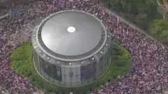 Mais cedo, multidão se aglomerou perto da estação de Waterloo, com pessoas vestindo e agitando bandeiras do Reino Unido e a cruz de São Jorge.