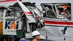 kondisi gerbong KRL Commuterline dan KA Argo Bromo Anggrek pascakecelakaan di Stasiun Bekasi Timur, Bekasi, Jawa Barat, Selasa (28/04).