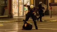 protest u valjevu, policajac tuče momka u Valjevu