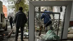 разбитые стекла в доме после атаки дронов в Сумах