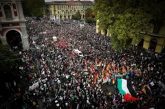 Vista aérea de una multitudinaria protesta en solidaridad con los palestinos en Turín, Italia, el 22 de septiembre de 2025