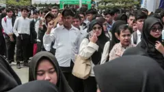 Masyarakat memenuhi arena job fair di Sukabumi, Jawa Barat, pada Kamis (29/8)